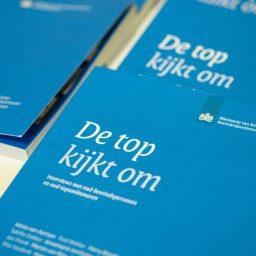 Artwork for De top kijkt om